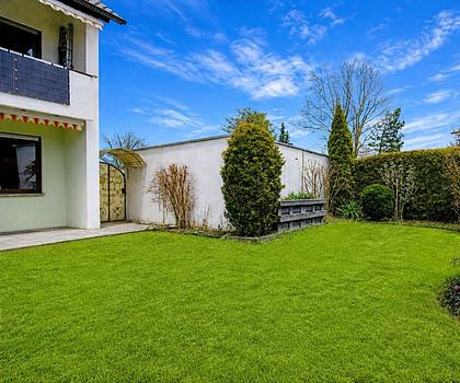 Gepflegtes Reiheneckhaus mit Garten, Balkon, sonniger Terrasse und 2 Garagen in ruhiger Lage