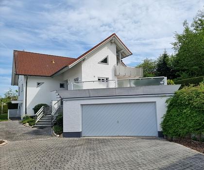 Architektenhaus
mit zwei großzügigen Doppelgaragen 
