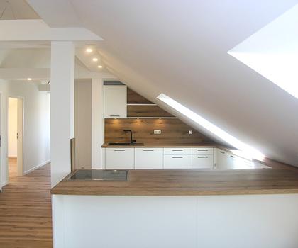 Moderne 3-Zimmer-Wohnung im Dachgeschoss mit Loggia