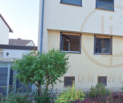 Erdgeschoss-Wohnung mit zusätzlichen Räumen, Gartenanteil und Garage