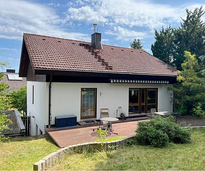Zwei Wohneinheiten - ein Zuhause!
Einfamilienhaus mit Einliegerwohnung  - Gartenidylle & Fernblick inklusive