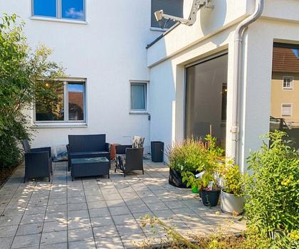 Modernisierte Wohnung
mit Terrasse und Garten sowie KFZ- Stellplatz ...