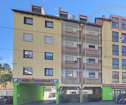 Kompakt investieren –  gut vermietete 1,5 Zi.-Stadtwohnung mit Südbalkon und Tiefgaragen-Stellplatz