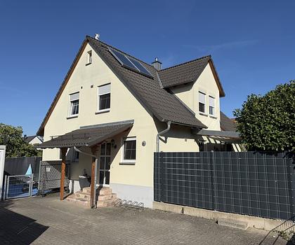 Wohnen und Arbeiten an einem Ort – Einfamilienhaus mit Büro und Garage