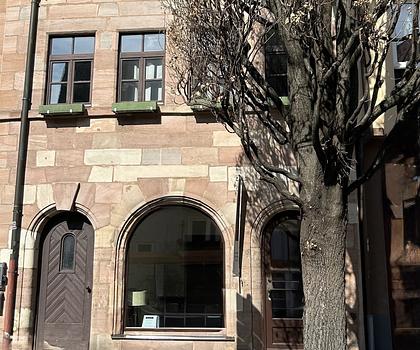 Aufstockbares Wohn- und Geschäftshaus mit historischem Rückgebäude