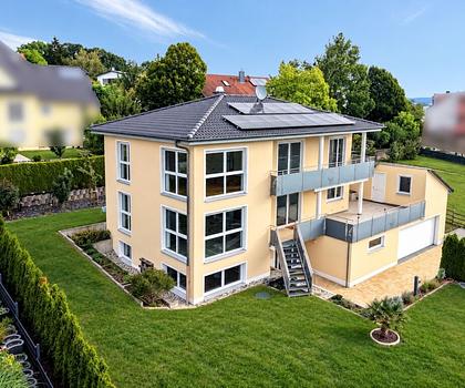 Modern - Hochwertig - Lichtdurchflutet! 
Architektenhaus mit Einliegerwohnung und Panoramablick in Hallerndorf