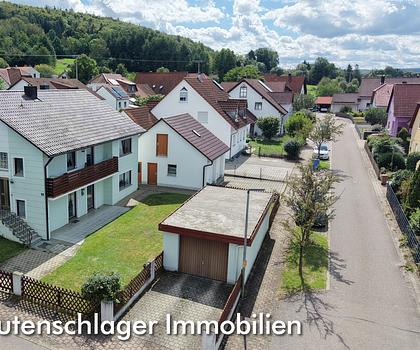 Handwerker aufgepasst: Zweifamilienhaus mit Sanierungsbedarf und freier Wohnung in Rappersdorf