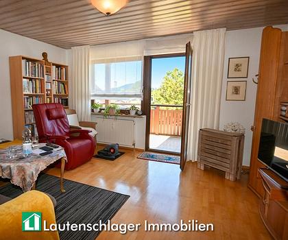Bald verfügbar - Charmante 2-Zimmer-Dachgeschosswohnung mit TG-Stellplatz in Neumarkt-Woffenbach