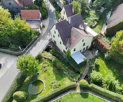Teilweise renovierungsbedürftiges 1-Familien-Haus, idyllisch gelegen, mit Nebengebäude und Garage
