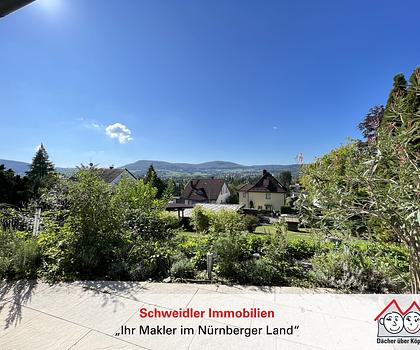 Ein Traum mit Fernblick! 
Vermietete 3-Zimmer-Wohnung mit Garage in begehrter Lage von Hersbruck