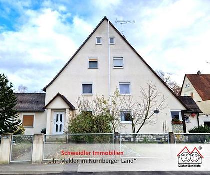 Doppelhaushälfte mit Stadtgarten, 2 Garagen und Nebengebäuden, zentral gelegen in Lauf