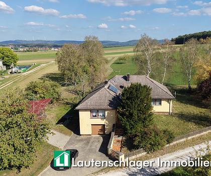 Großer Winkelbungalow mit Holzstadl und großer Wiese in Mühlhausen-Kruppach