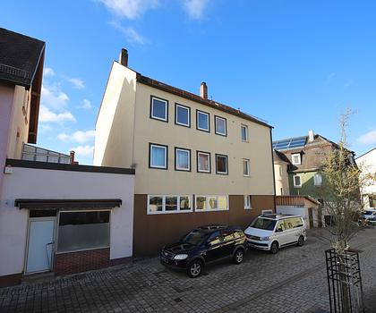 Gemeindehaus mit zwei Wohnungen und potenzieller Nutzfläche