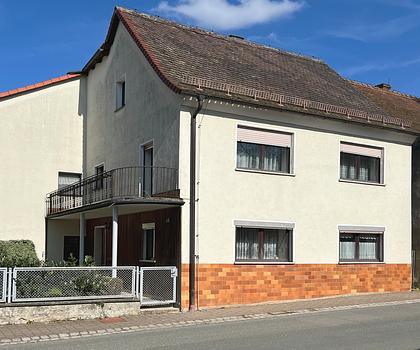 Zweifamilienhaus mit Nebengebäuden in Hagenbach