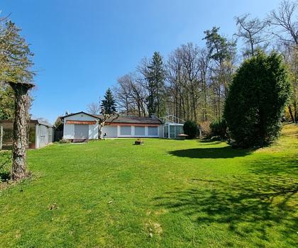 Bungalow mit Einliegerwohnung und Schwimmhalle
mit Renovierungsbedarf ...