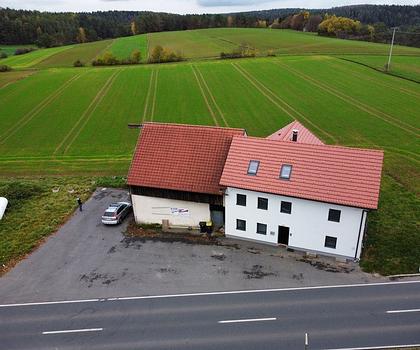 Wohn oder Geschäftshaus mit Scheune und großem Grundstück