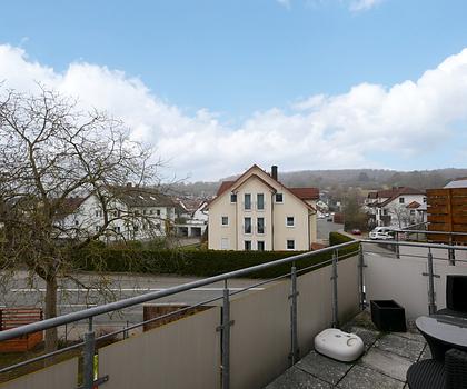 Wohntraum im Dachgeschoß - Geräumige 3-Zimmer-ETW mit Balkon und Garage in Forchheim