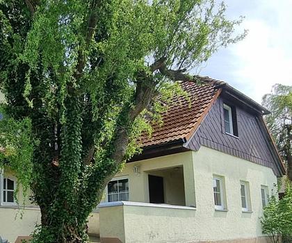 Gegen Gebot zu verkaufen .... 
Stattliche Doppelhaushälfte mit Einliegerwohnung u. zwei Garagen 