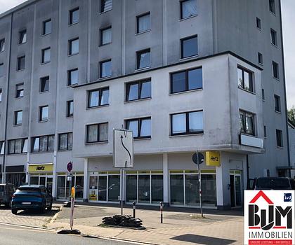 *Sichtlage - Laden - große Schaufenster - Parkplätze*