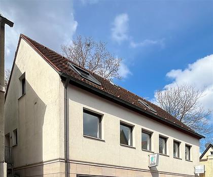 Vielseitiges Wohn- und Geschäftshaus mit Terrasse und Balkon.