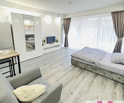 Frisch renoviertes, hochwertig möbliertes, großzügiges Apartment mit Balkon