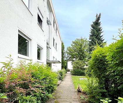 Im Erdgeschoss:  3,5-Zimmer Wohnung mit Balkon, Stellplatz und optional Garage