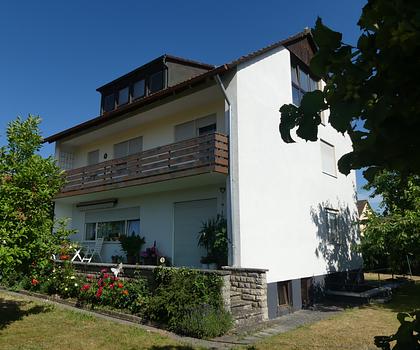 Wohnen mit Potenzial! Zweifamilienhaus in Petersaurach!