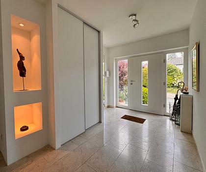 +++ ENERGETISCH MODERNISIERTES EINFAMILIENHAUS MIT ELW IM BUNGALOW-STIL IN HERRLICHER ORTSRANDLAGE IN IGENSDORF+++