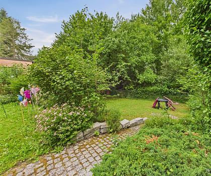 Wohnen am Wald, trotzdem Zentral mit super Verkehrsanbindung und 2 geräumigen Wohnungen
