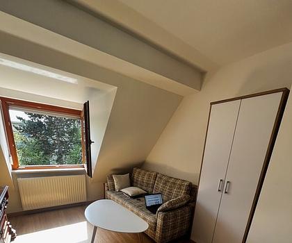 Frisch sanierte und hochwertig möblierte 2-Zimmerwohnung in zentraler Lage