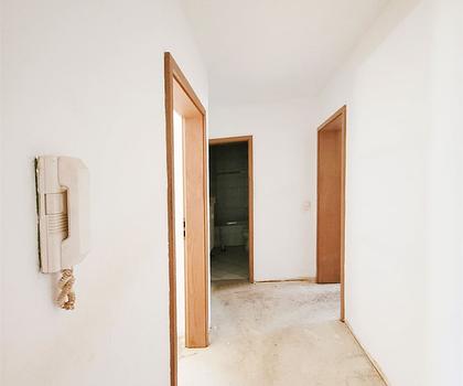 **RESERVIERT** Zentral wohnen mit Balkon & Tiefgarage – 2-Zimmer-Wohnung mit Gestaltungsspielraum!
