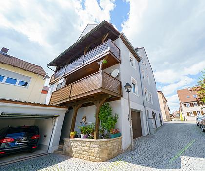 Gepflegtes Vierparteienwohnhaus zzgl. Garagen und Gewerbeeinheit! 