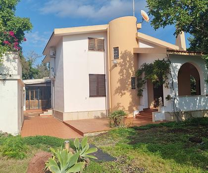 Villa mit Traumgrundstück und Pool nur wenige Schritte vom Meer