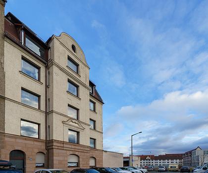 Altbaucharme! Vermietete Wohnung mit Balkon
in gepflegtem Gründerzeitanwesen