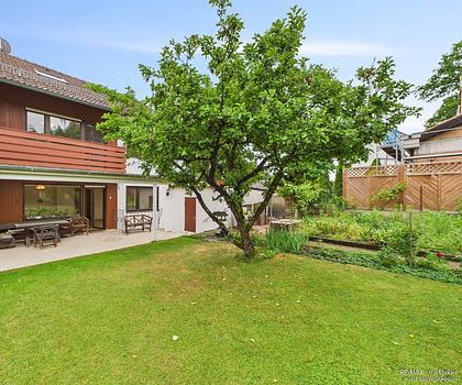 Großzügige Doppelhaushälfte mit Solarthermie, Doppelgarage und Gartenidylle in Stein