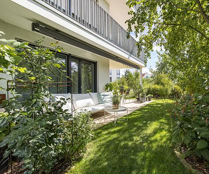 Wohnkomfort mit Hauscharakter: 3-Zi.-Gartenwohnung mit vollwertig ausgebautem Hobbyraum, Wallbox und TG-Stellplätzen