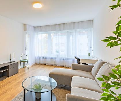 Möbliertes Wohnen: Sanierte 2-Zi.-Wohnung mit Loggia am Fernsehturm