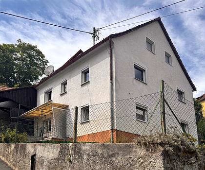 +++RENOVIERUNGSBEDÜRFTIGES EINFAMILIENHAUS IN SCHÖNER AUSSICHTSLAGE IN EGLOFFSTEIN+++