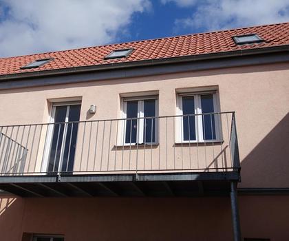 Moderne Maisonette- Wohnung mit Terrasse und Balkon