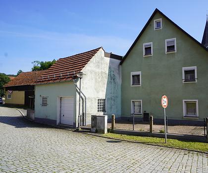 Bauernhaus mit Scheune in ländlicher Lage in Hirschbach