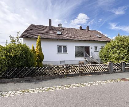 Großes Einfamilienhaus mit Renovierungsbedarf, aber viel Potenzial auf schönem Grundstück