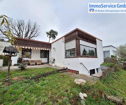 Renovierungsbedürftiger Bungalow mit Garten und Garage