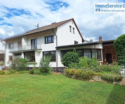 Großzügige Doppelhaushälfte mit großem Garten, 2 Einzelgaragen und Sauna