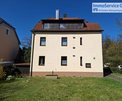 Gepflegtes Dreifamilienhaus in schöner Wohnlage mit zwei Einzelgaragen