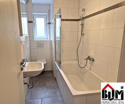 *Frisch modernisiert - 3 Zimmer - Bad mit Fenster - ruhige Seitenstraße*