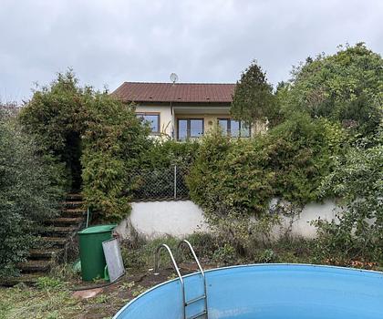 Potenzial für Großes - Sanierungsbedürftiges EFH und Baugrundstück mit einzigartiger Hanglage