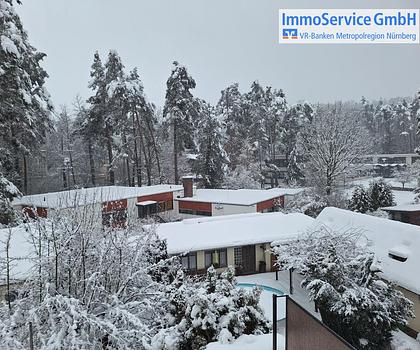 Ab sofort verfügbares Zweifamilienhaus mit Gartenhaus, drei Stellplätzen und Garage