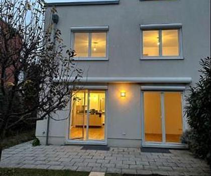 Modernes Stadthaus mit Dachterrasse