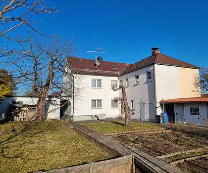 Ehemaliges Siedlungshäuschen 
mit großem Garten und zwei Garagen...