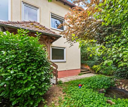 Renovierungsbedürftiges Zweifamilienhaus mit Potenzial